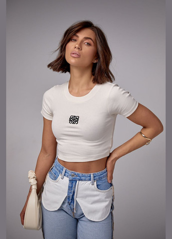 Бежевая летняя короткая футболка в рубчик с вышивкой Lurex