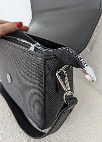 Стильна жіноча сумка-багет з екошкіри з оригінальним декором у вигляді ланцюга та імітованого леза бритви InFashion Сумка (327738509)