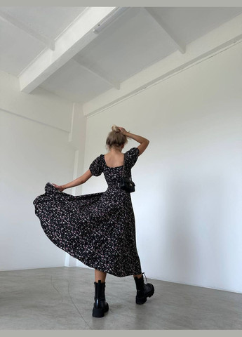 Чорна ніжна літня сукня із софту в квітковому принті, легка приємна до тіла довга сукня з коротким рукавом та відкритим декольте No Brand