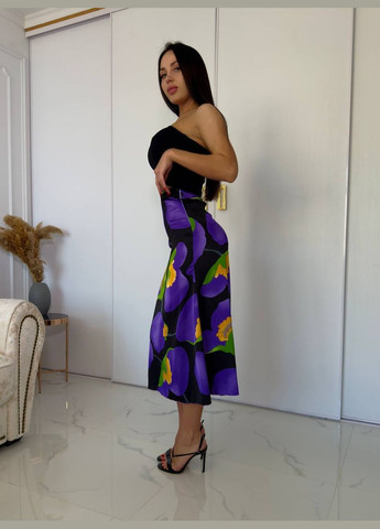 Черная повседневная, кэжуал цветочной расцветки женская черная с фиолетовой юбкой. No Brand