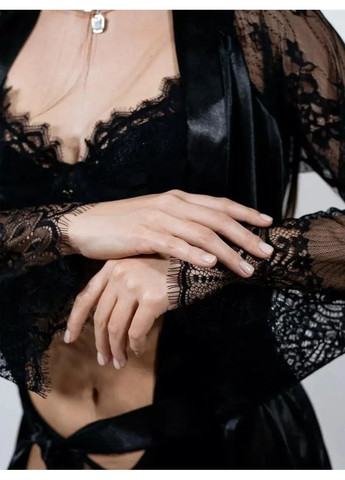 Стильний халат Noir, Атласний довгий халат з нежним широким мереживом з довгими мереживними рукавами та поясом No Brand халат Noir чорний (354331177)