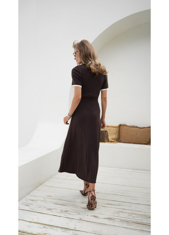 Коричнева кежуал сукня в'язана Larionoff однотонна