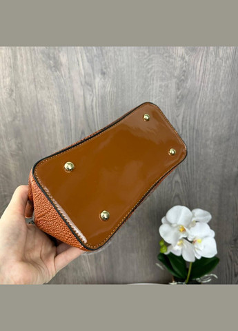 Жіноча лакова сумочка під рептилію трапеція з коричневою блискавкою (sku_1327Р) No Brand (330576964)