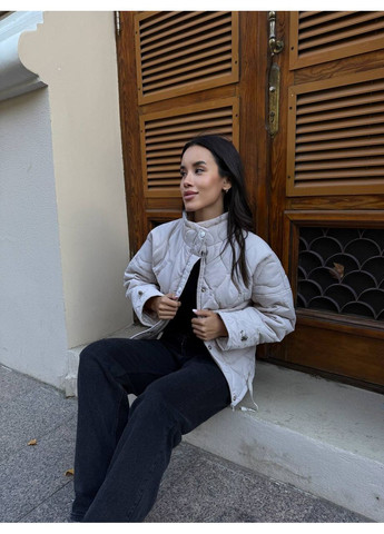 Сіро-бежева демісезонна жіноча коротка куртка вільного крою MonCher