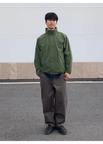 Темно-зеленая ветровка Uniqlo