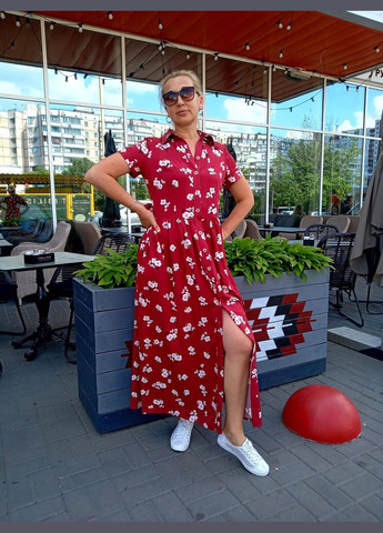 Малиновое кэжуал максиплатье-халат на пуговицах 2 Льва