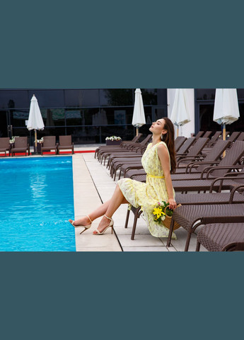 Желтое коктейльное платье из шифона жёлтое InRed с цветочным принтом