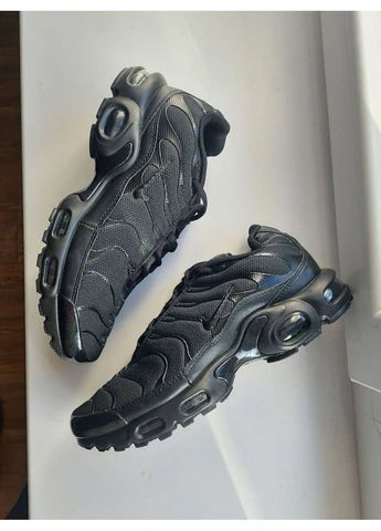 Черные демисезонные кроссовки мужские nike air max plus tn black найк аир макс тн плюс черные No Brand