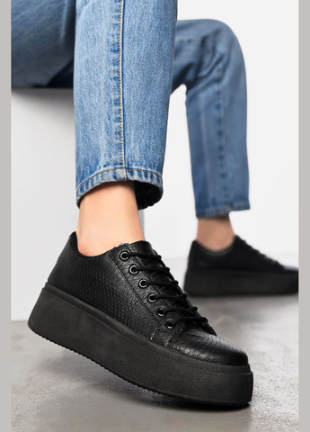 Кроссовки женские черного цвета на шнуровке Let's Shop чёрные демисезоны (322112030)