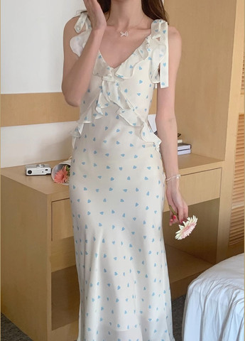 Бежевое атласное платье с сердечками 111439 бежевый No Brand