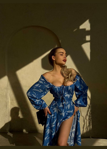 Синя легка синя сукня в квітковому принті з преміальної тканини, з відкритим декольте, для стильних образів. No Brand