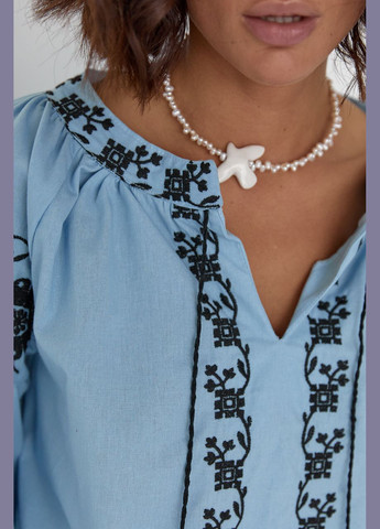 Голубая женская вышиванка с вышивкой гладью на рукавах. ESQ хлопок (319493460)