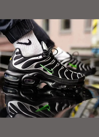 Чорні всесезонні кросівки air max plus tn black silver green strike — dr0139-001 Nike