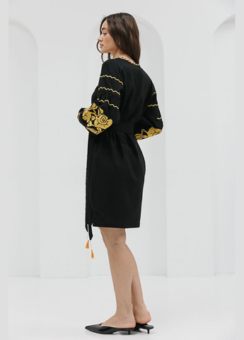 Короткое платье-вышиванка черное с желтыми розами крестиком на рукавах Arjen (294907711)