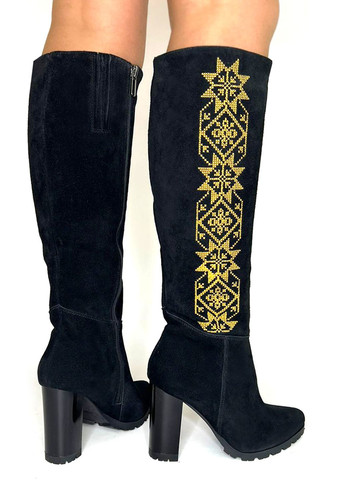 Осенние сапоги на каблуках с вышивкой из натурального замша. Kraft с вышивкой