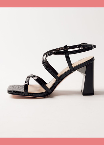 Черные босоножки на высоком каблуке aifоrmaria черные лаковая кожа Aiformaria с ремешком