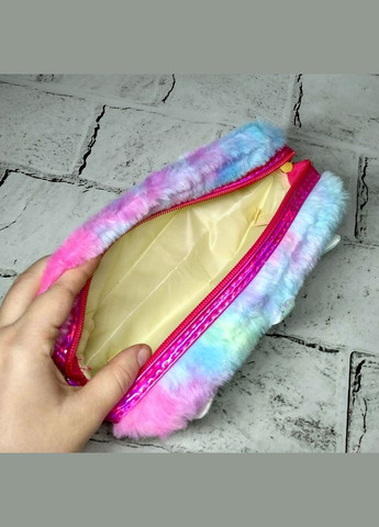 Косметичка дитяча плюшева пухнаста з ремінцем Єдиноріг 18х7х11 см Різнокольорова No Brand (324770883)