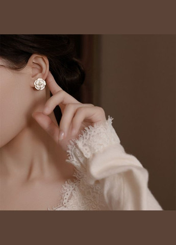 Сережки сережкигвоздики/пусети біла Троянда з перлинкою 1.3 см золотисті Liresmina Jewelry (293241517)