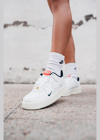 Белые демисезонные кроссовки женские Nike Air Force 1