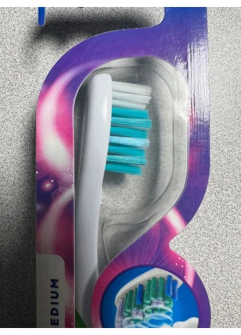 Відбілююча зубна щітка Vivid Whitening колір лайм Oral-B (332998546)
