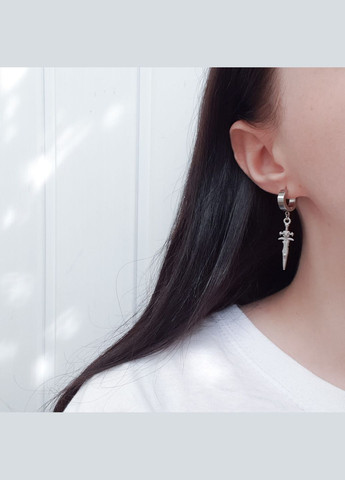 Сріблясті довгі сережки кільця з підвіскою меча Warcraft унісекс фентезі стиль гранж y2k альт готика деталі Варкрафт класичні No Brand (335063904)