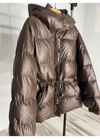 Коричневая демисезонная куртка женская 2401 глянцевая удлиненная с капюшоном пояс шнурок коричневый Fashion