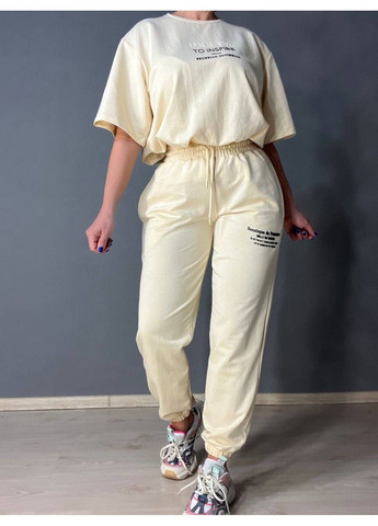 Костюм женский 3161 оверсайз футболка и джогеры с надписью бежевый CAPPITONE (329039759)