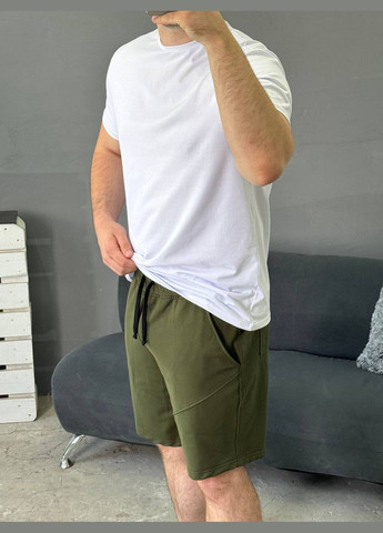 Оливковий (хакі) літній чоловічій літній комплект crocs хакі шорти та біла базова футболка Vakko