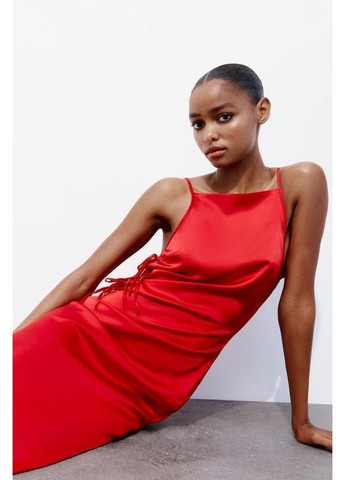 Красное атласное платье с завязками. Zara