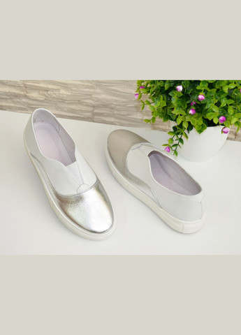 Белые женские мокасины на утолщенной плоской подошве, натуральная кожа белого цвета и цвета серебра. Maestro