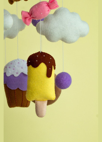 Дитячий мобіль на ліжечко для немовлят ручної роботи WooolyWool «Солодощі» No Brand (342757969)