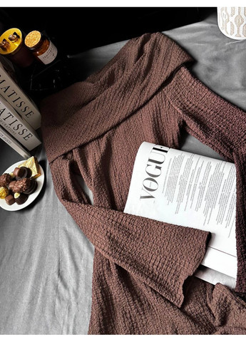 Коричневое вечернее платье макси с открытыми плечами MonCher