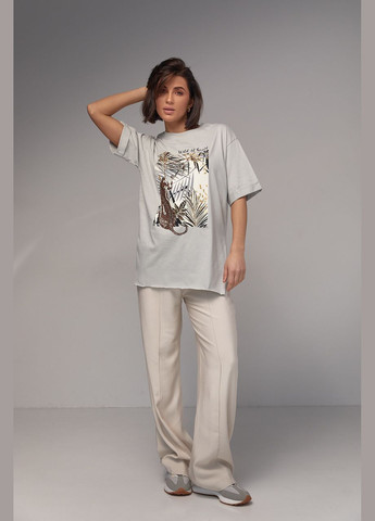 Серая летняя женская футболка с разрезами и ярким принтом - серый Lurex