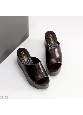 Глянцеві сабо шоколадного кольору No Brand (397289405)