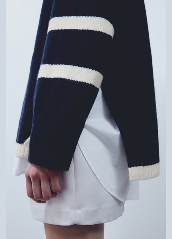 Черно-белый зимний свитер-водолазка большого размера H&M