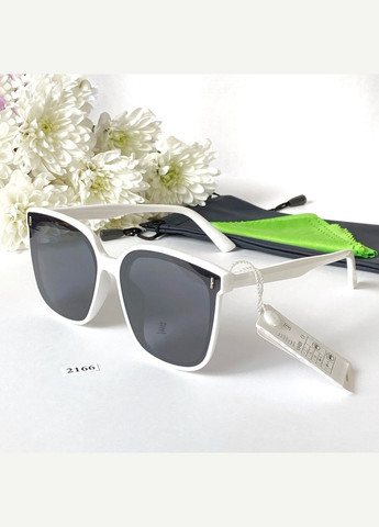 Солнцезащитные очки с чёрными линзами в белой оправе No Brand (363263474)