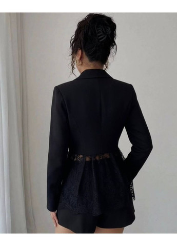 Ефектний костюм декорований мереживом Adelante (371656801)