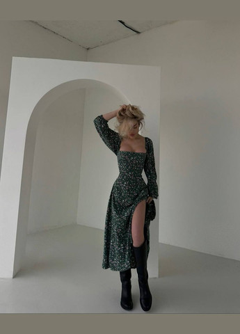 Зеленое зеленое платье из софта со цветочным принтом и открым декольте, платье с разрезом на ноге и открытой спиной на завязках No Brand