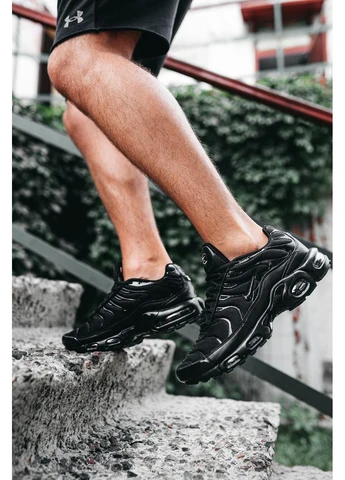 Чорні кросівки чоловічі nike air max plus tn full black найк аір макс тн плюс чорні демісезон No Brand
