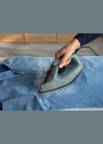 Праска, 2400Вт, 250мл, паровий удар 110гр, керам. підошва, зелено-черний Electrolux (315602784)