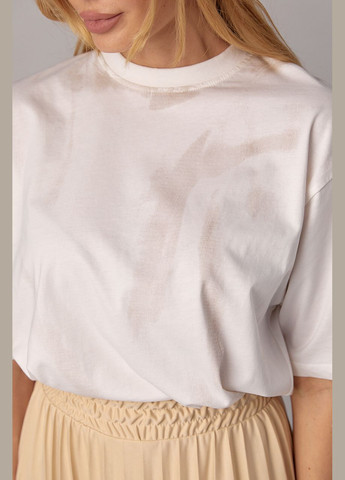 Молочная летняя трикотажная женская футболка с лаконичным принтом - молочный Lurex