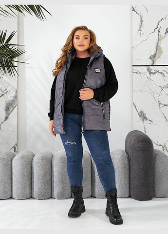 Жіноча подовжена жилетка батал графітова безрукавка з капюшоном та смугами зі стразами на блискавці Viki Жилет (316111604)