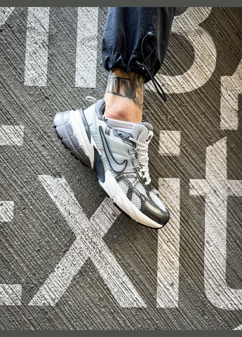 Сірі Осінні кросівки чоловічі і жіночі nike runtekk v2k summit white metalic silver | найк рантекк в2к сірі білі No Brand