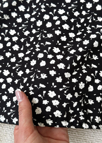 Черное пляжное, повседневный, кэжуал летнее свободное платье трапеция из штапеля в цветочек клеш, а-силуэт Merlini с цветочным принтом