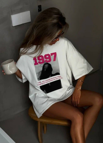 Базовая повседневная оверсайз футболка со спущенным плечом и принтом Tik-Tak - (341735904)