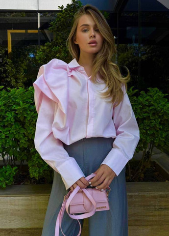 Розовая изысканная свободная блузка на пуговицах с длинными рукавами и объемными рюшами на одном плече Allthings