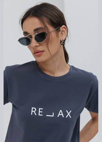 Серая женская футболка с надписью relax графитовая Arjen