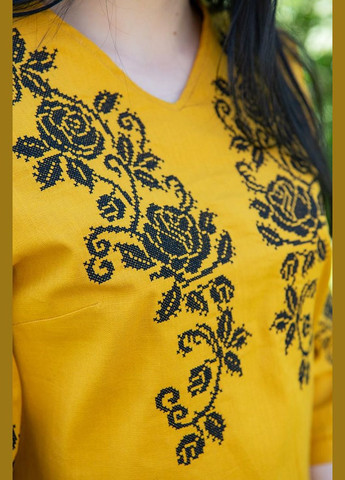 Горчичная женская льняная вышиванка горчичная с контрастной черной вышивкой и рукавом 3/4 узор цветочный приталенная, свободная, прямой лен (323159668)