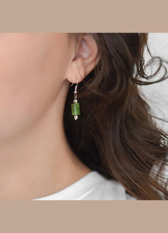 Сережки натуральний камінь Нефрит Канадський циліндр, фур-ра гіп-ний сплав колір срібло d-6х10мм L-36мм No Brand Підвіски (315516304)