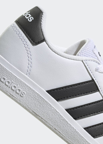 Белые всесезонные кроссовки grand court lifestyle tennis lace-up adidas
